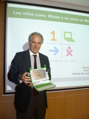 OLPC CEO Rodrigo Arboleda con el XO.JPG