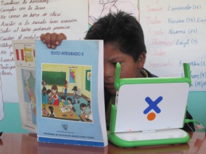 Peru Child OLPC XO and Book pe book xo.jpg